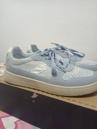Botines celestes con detalles plateados