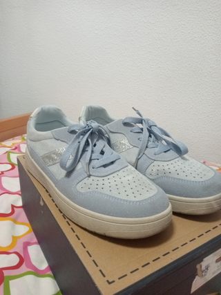 Botines celestes con detalles plateados