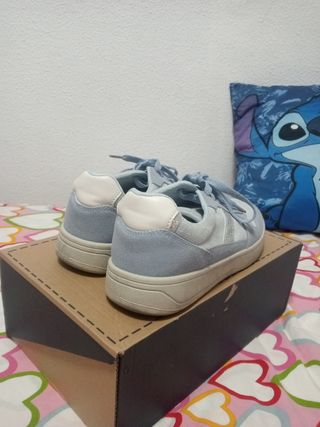 Botines celestes con detalles plateados