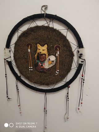 Atrapasueños con figuras de animales y persona