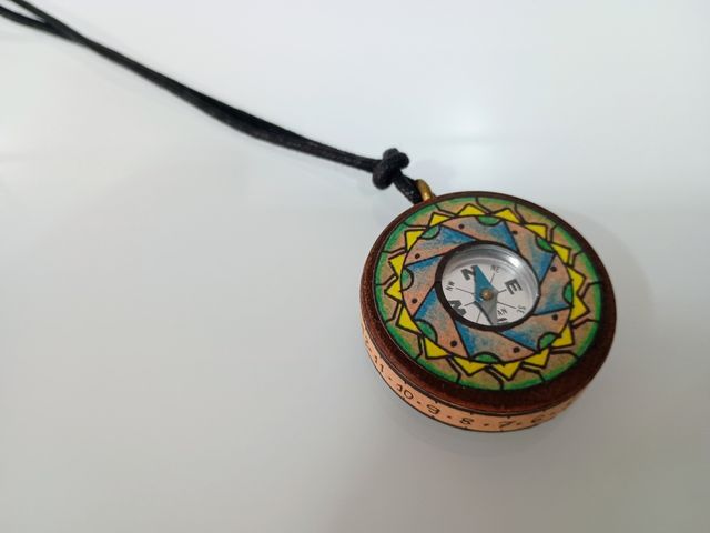Brújula colgante decorada