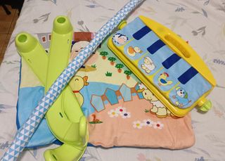 Gimnasio para bebé con piano y arco