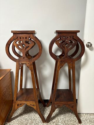 Par de Pedestales de Madera Tallada