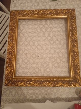 Marco de madera dorado tallado