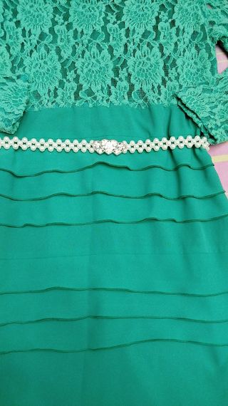 Vestido verde con cinturón perlas