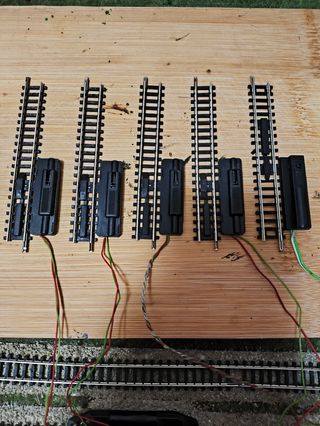 Binari di disinnesto per treni in scala n