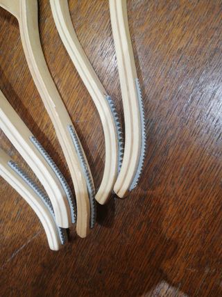 Perchas de madera con gancho de metal.