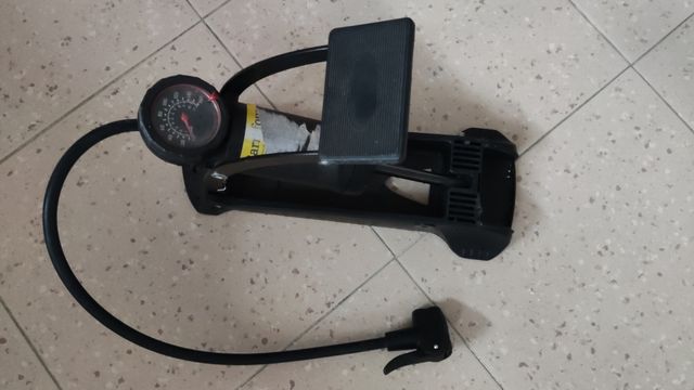 Inflador de pie para bicicleta con manómetro