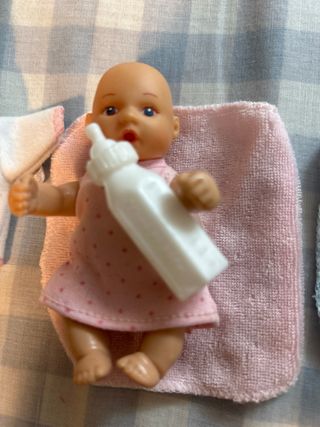 Lote de 2 muñecos bebé con biberón