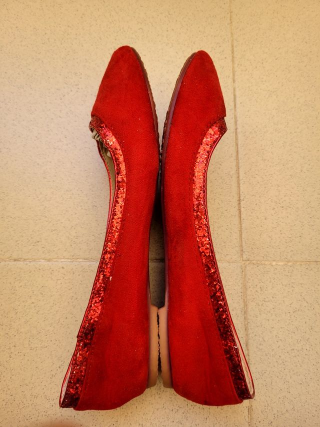 MANOLETINAS ROJAS CON LENTEJUELAS.