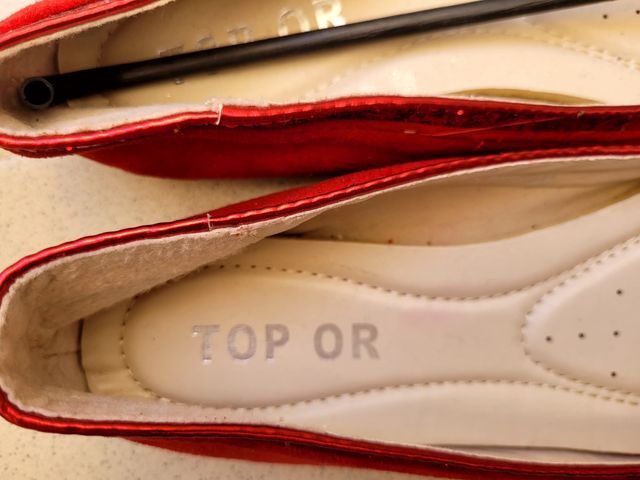 MANOLETINAS ROJAS CON LENTEJUELAS.