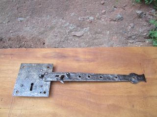 Cerradura antigua con cierre forja, portón s. XIX