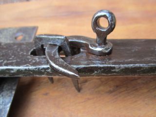 Cerradura antigua con cierre forja, portón s. XIX