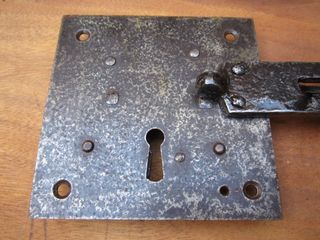 Cerradura antigua con cierre forja, portón s. XIX