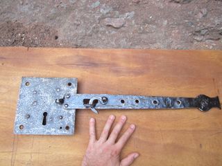 Cerradura antigua con cierre forja, portón s. XIX