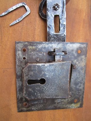Cerradura antigua con cierre forja, portón s. XIX