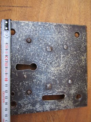 Cerradura antigua con cierre forja, portón s. XIX