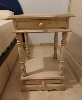 Mesitas de noche de madera restauradas 