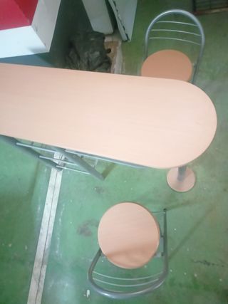 Mesa alta con 2 taburetes