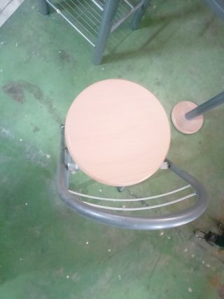 Mesa alta con 2 taburetes
