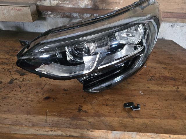 Faro Izquierdo Halógeno Megane 4