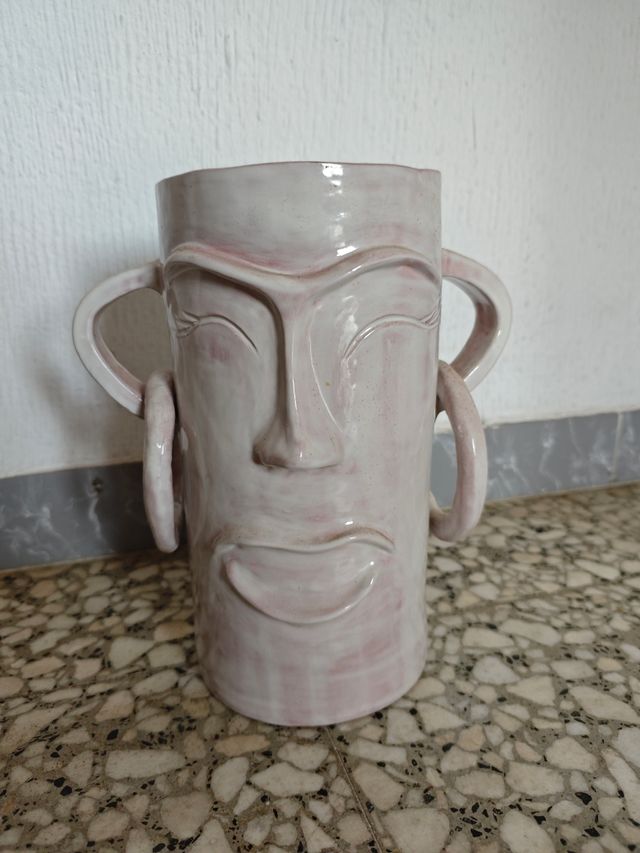 Maceta de cerámica hecha a mano