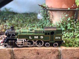 Locomotora de latón decorativa
