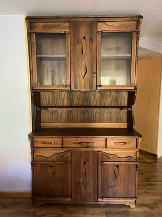 Alacena y mesa extensible artesanales + 6 sillas