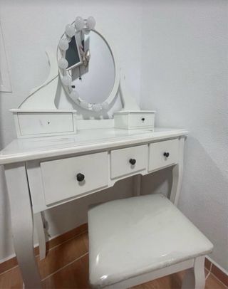 Tocador blanco con espejo y luces