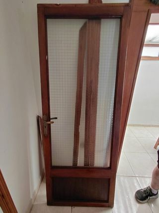 Puerta interior de madera con cristal