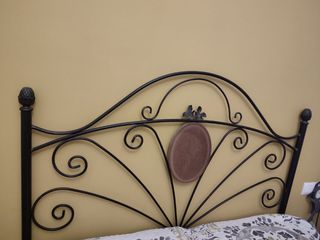 Habitación matrimonio de forja rústica con cristal