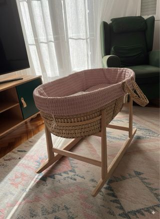 Moisés mimbre con soporte madera natural