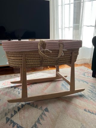 Moisés mimbre con soporte madera natural