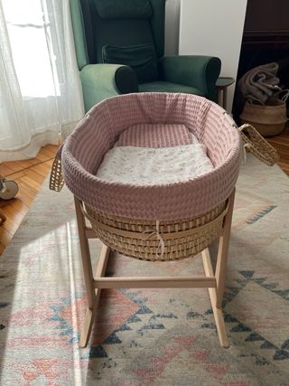Moisés mimbre con soporte madera natural