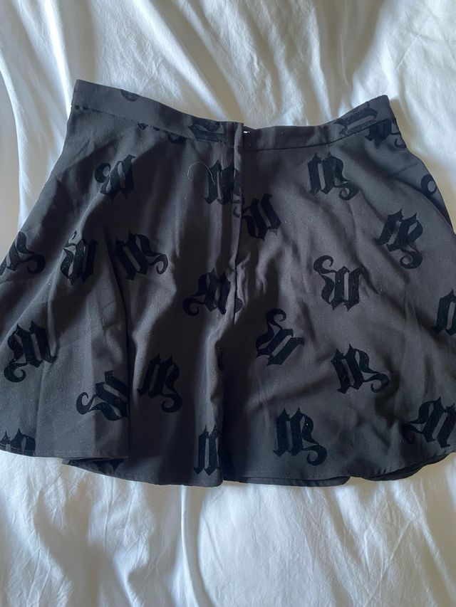 Falda H&M negra con estampado