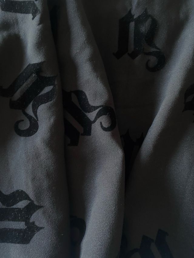 Falda H&M negra con estampado