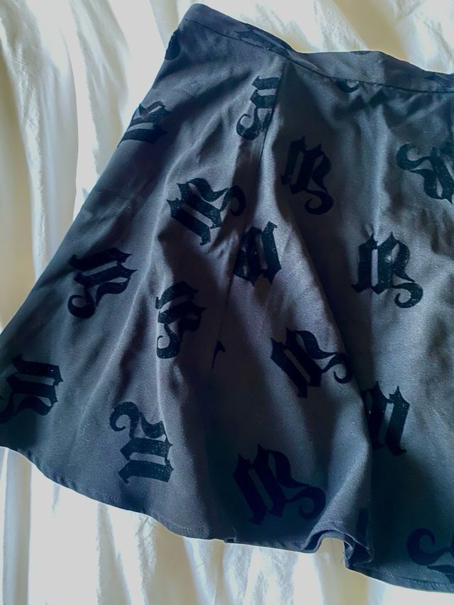 Falda H&M negra con estampado