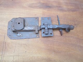 Cerradura antigua muy elaborada, tipo pestillo.