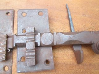 Cerradura antigua muy elaborada, tipo pestillo.