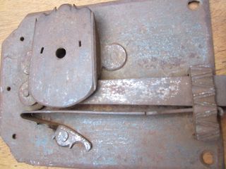 Cerradura antigua muy elaborada, tipo pestillo.