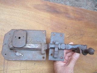 Cerradura antigua muy elaborada, tipo pestillo.