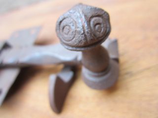 Cerradura antigua muy elaborada, tipo pestillo.