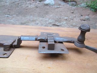 Cerradura antigua muy elaborada, tipo pestillo.