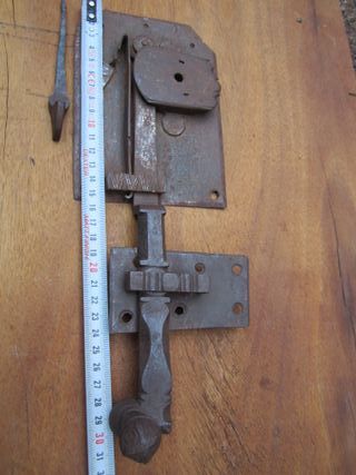 Cerradura antigua muy elaborada, tipo pestillo.