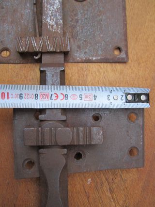 Cerradura antigua muy elaborada, tipo pestillo.