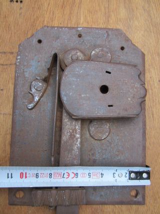 Cerradura antigua muy elaborada, tipo pestillo.