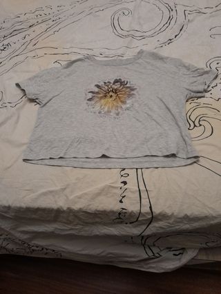 Camiseta gris con flor Talla M