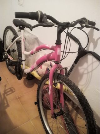 Bicicleta de mujer rosa y blanca