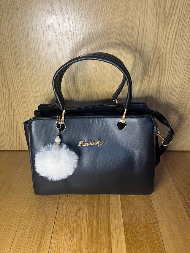 Bolso Negro Elegante con Adorno Peludo