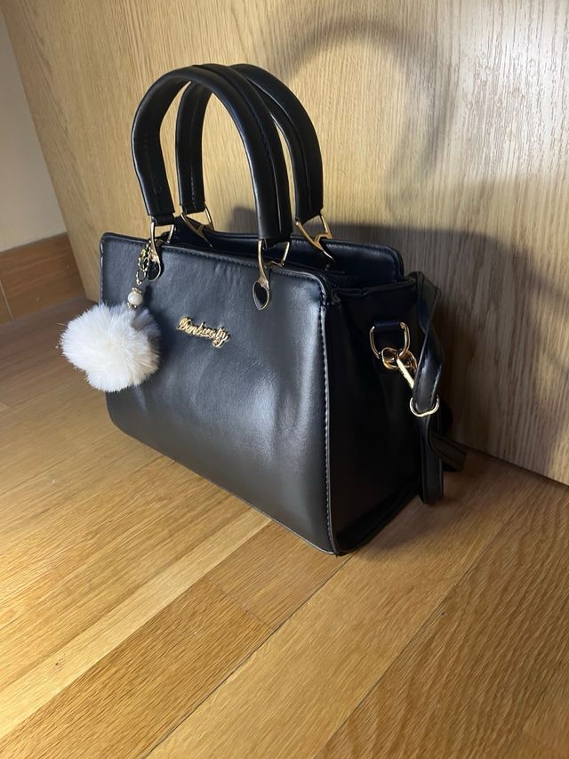Bolso Negro Elegante con Adorno Peludo